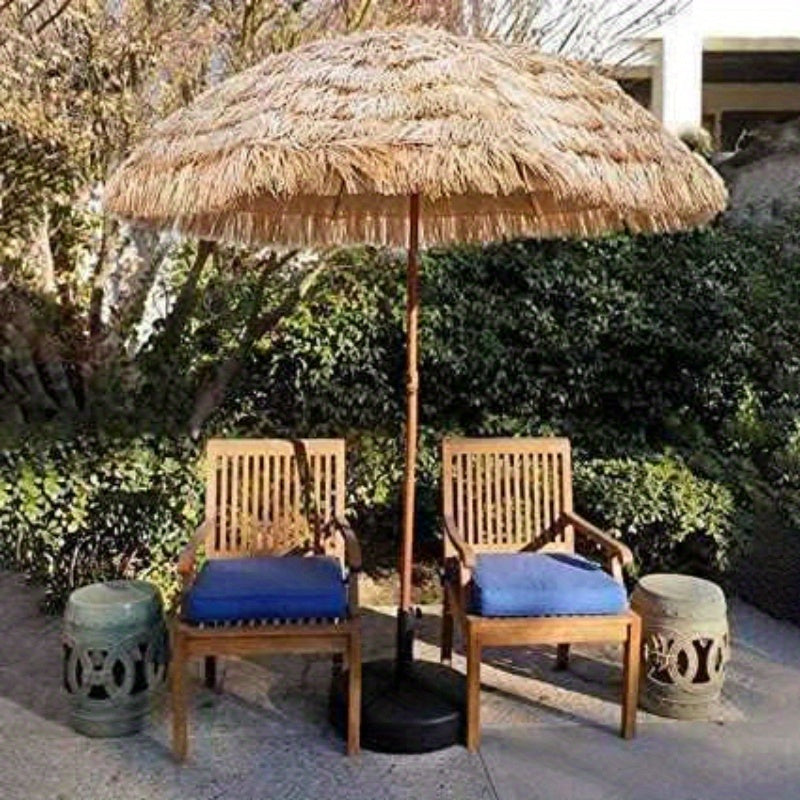 Guardasol grande com estrutura e telhado de palha natural